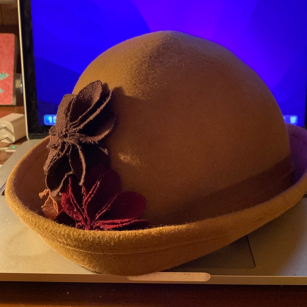 Hat Vintage in Beige Small Brimmed in 💯 Wool
